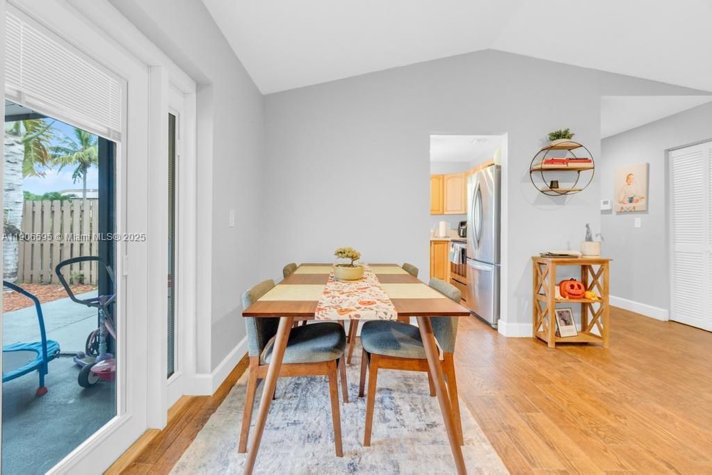 合同活跃: $2,800 (3 贝兹, 2 浴室, 1291 平方英尺)