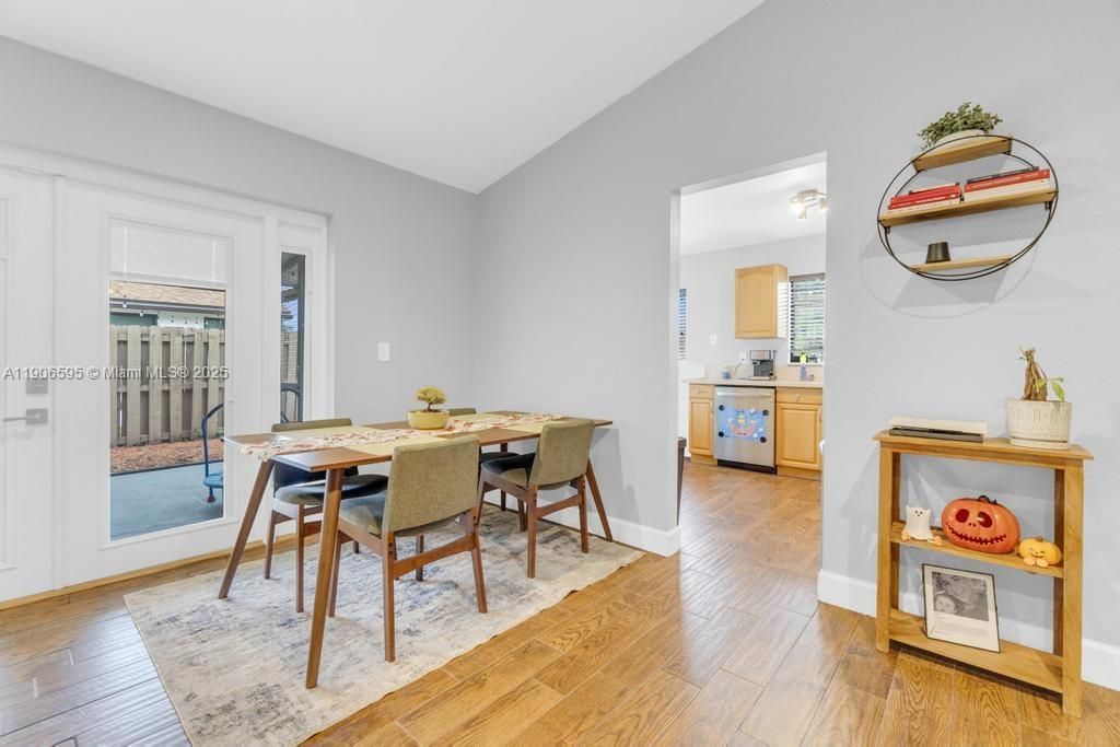 合同活跃: $2,800 (3 贝兹, 2 浴室, 1291 平方英尺)