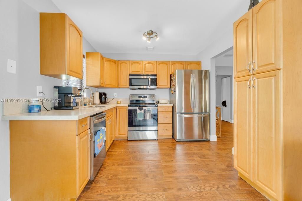 合同活跃: $2,800 (3 贝兹, 2 浴室, 1291 平方英尺)