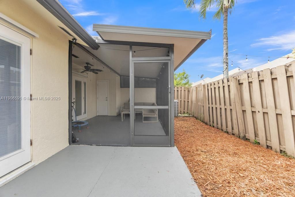 合同活跃: $2,800 (3 贝兹, 2 浴室, 1291 平方英尺)