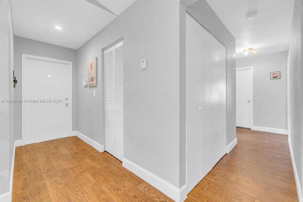 合同活跃: $2,800 (3 贝兹, 2 浴室, 1291 平方英尺)