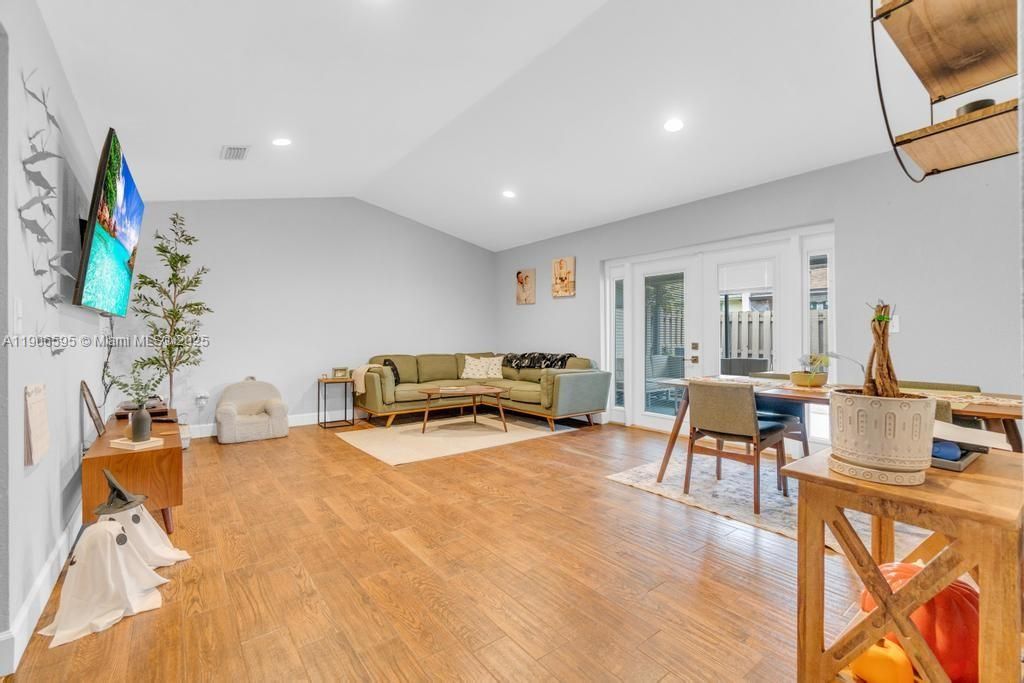 合同活跃: $2,800 (3 贝兹, 2 浴室, 1291 平方英尺)