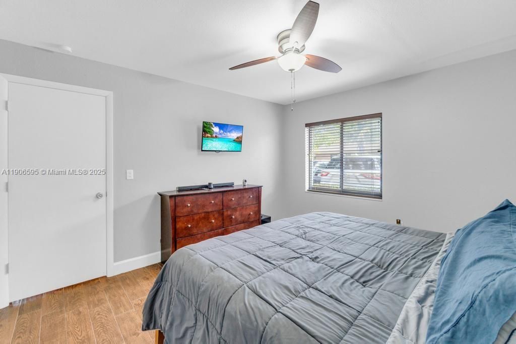 合同活跃: $2,800 (3 贝兹, 2 浴室, 1291 平方英尺)