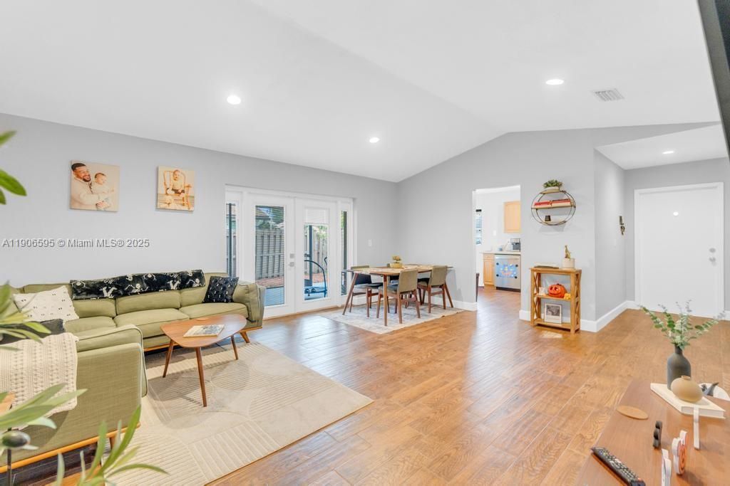 合同活跃: $2,800 (3 贝兹, 2 浴室, 1291 平方英尺)