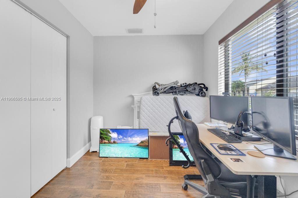 合同活跃: $2,800 (3 贝兹, 2 浴室, 1291 平方英尺)