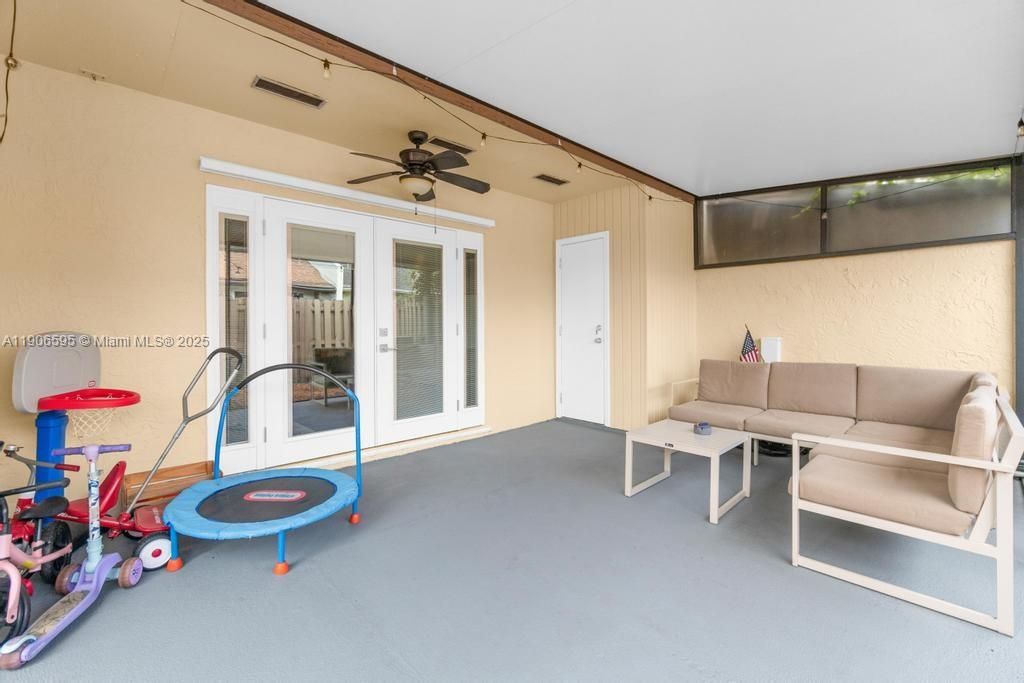 合同活跃: $2,800 (3 贝兹, 2 浴室, 1291 平方英尺)