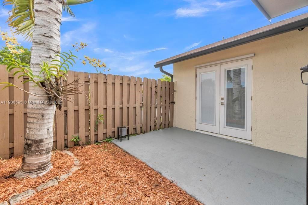 合同活跃: $2,800 (3 贝兹, 2 浴室, 1291 平方英尺)