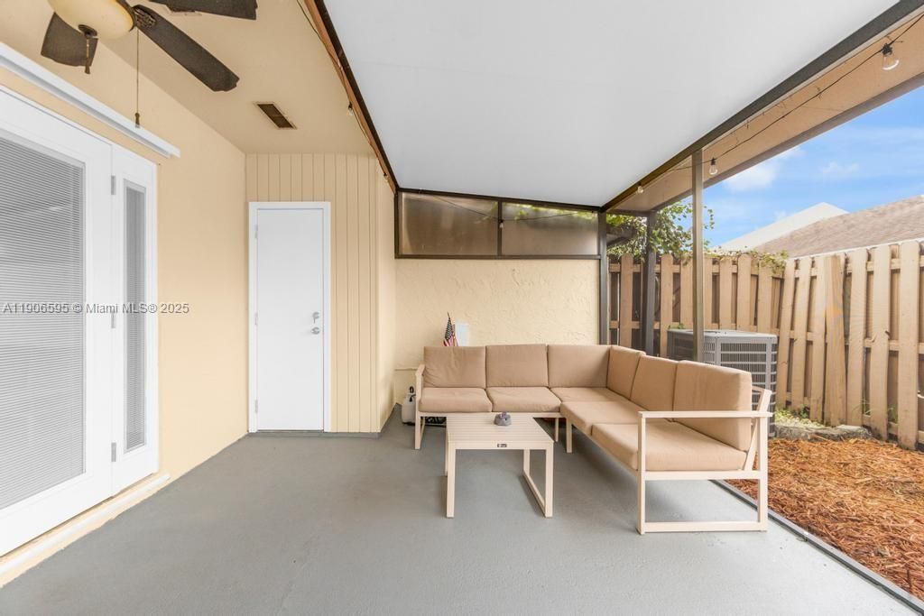 合同活跃: $2,800 (3 贝兹, 2 浴室, 1291 平方英尺)