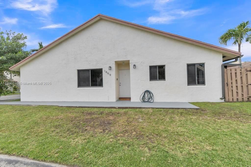 合同活跃: $2,800 (3 贝兹, 2 浴室, 1291 平方英尺)