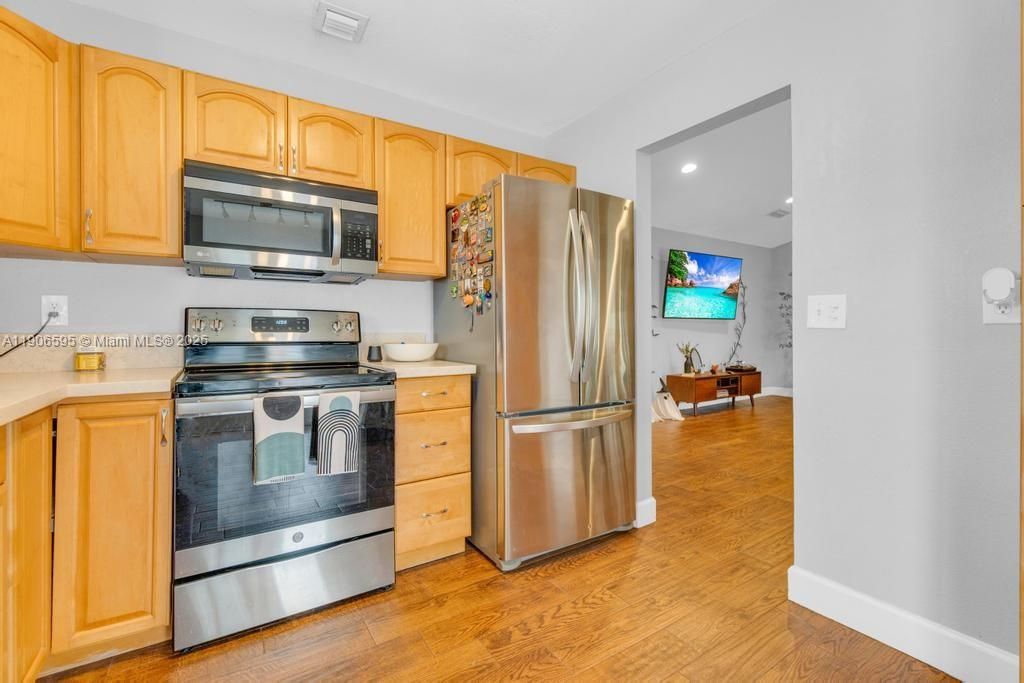 合同活跃: $2,800 (3 贝兹, 2 浴室, 1291 平方英尺)