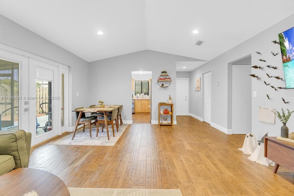 合同活跃: $2,800 (3 贝兹, 2 浴室, 1291 平方英尺)