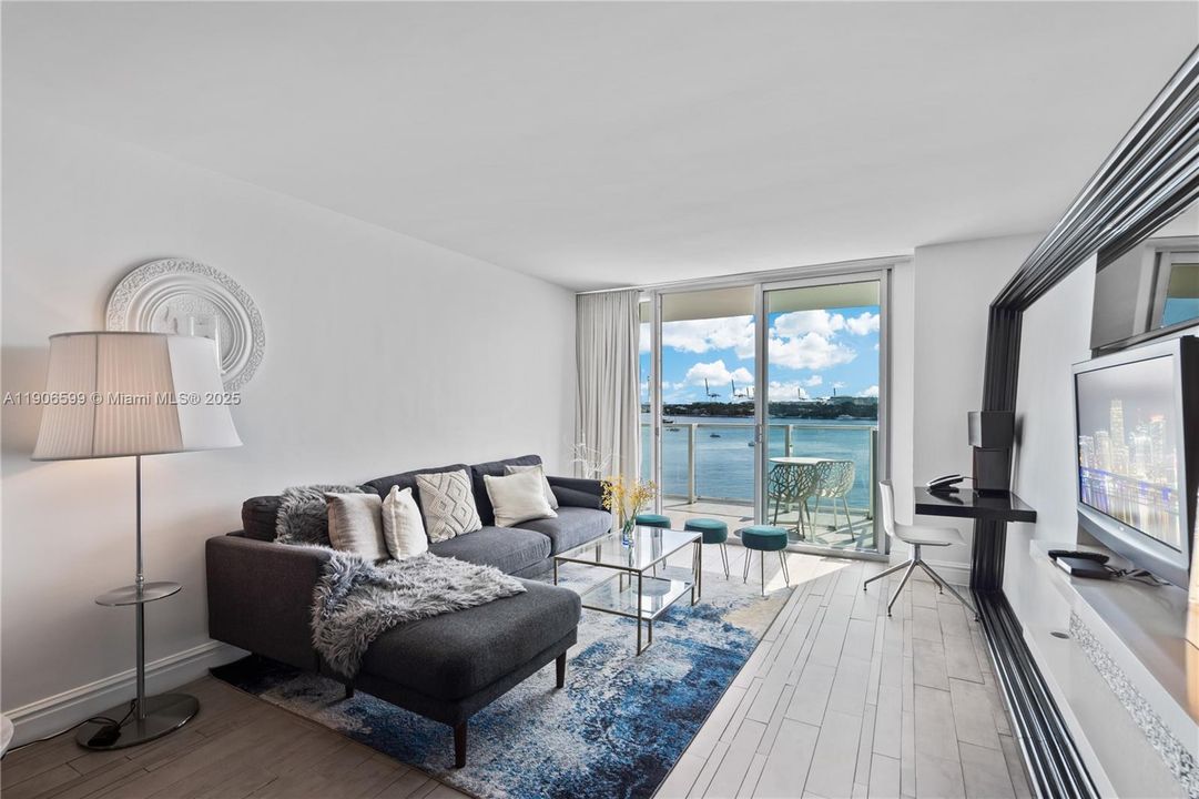 待售: $790,000 (2 贝兹, 2 浴室, 1088 平方英尺)