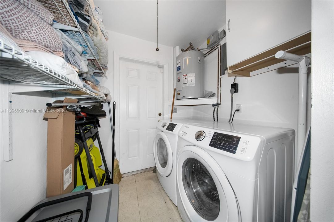 待售: $439,000 (2 贝兹, 1 浴室, 1087 平方英尺)