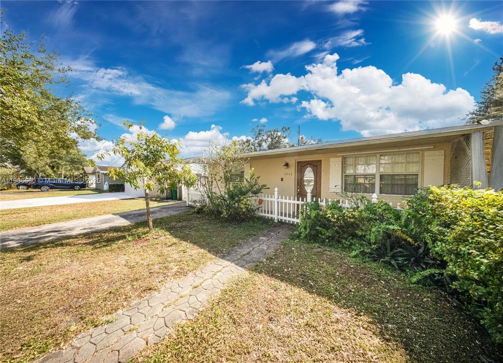 待售: $439,000 (2 贝兹, 1 浴室, 1087 平方英尺)