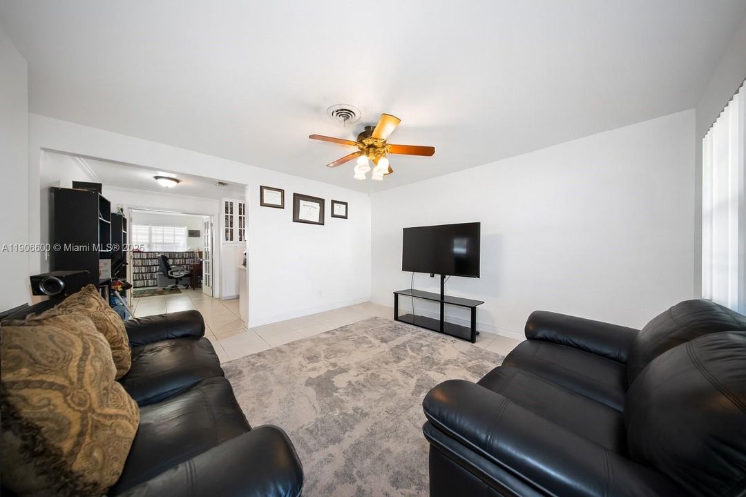 待售: $439,000 (2 贝兹, 1 浴室, 1087 平方英尺)