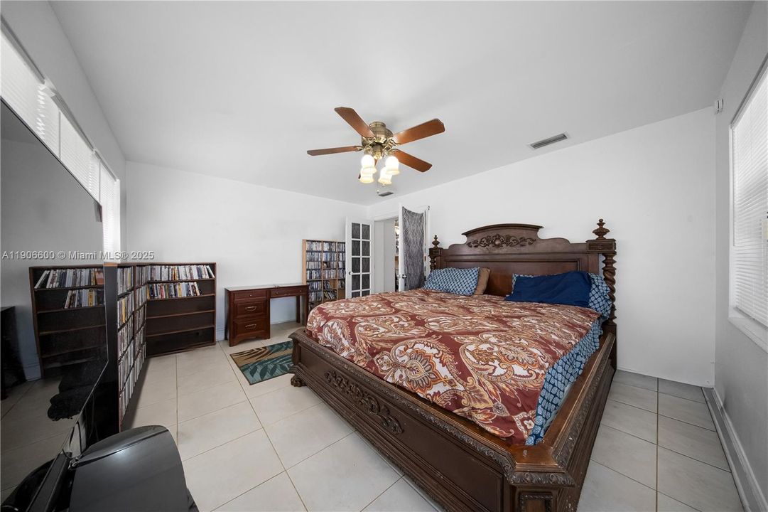 待售: $439,000 (2 贝兹, 1 浴室, 1087 平方英尺)