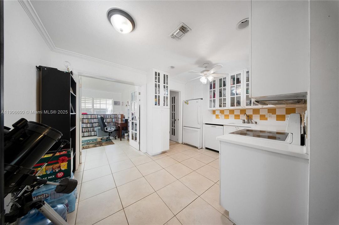 待售: $439,000 (2 贝兹, 1 浴室, 1087 平方英尺)