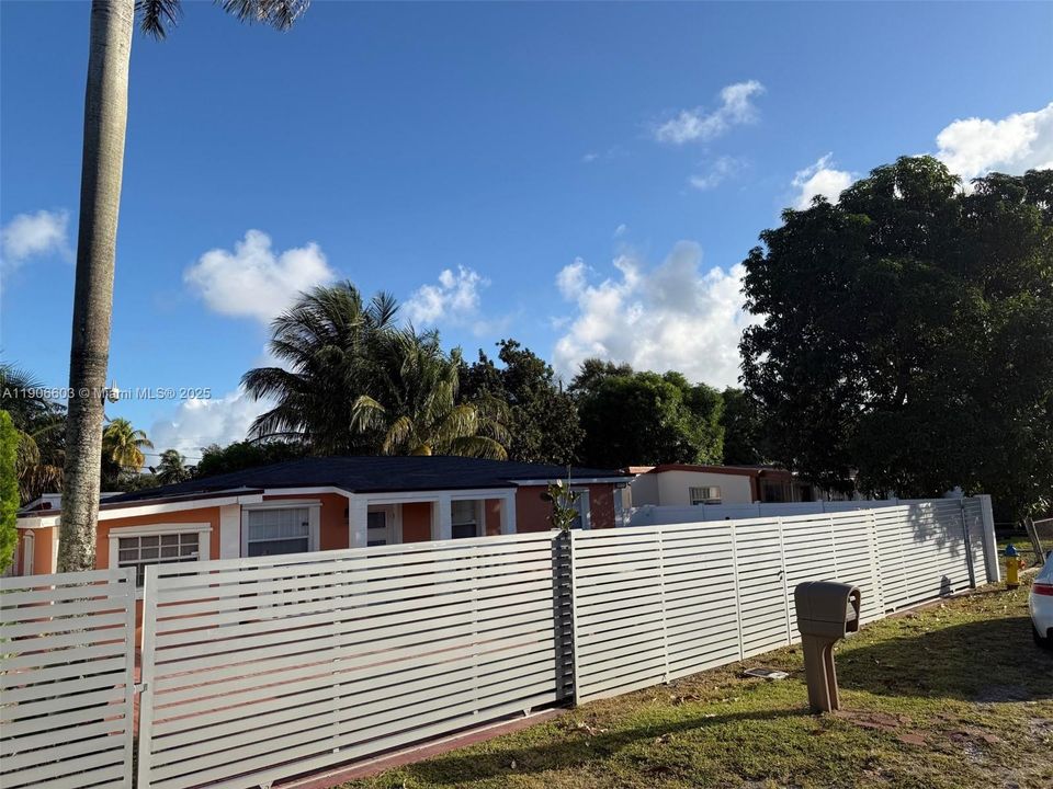 合同活跃: $520,000 (4 贝兹, 2 浴室, 1268 平方英尺)