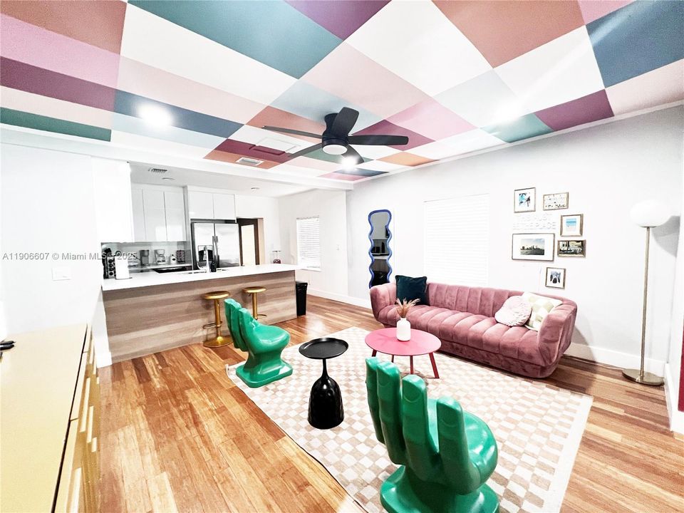 合同活跃: $4,275 (4 贝兹, 3 浴室, 2000 平方英尺)