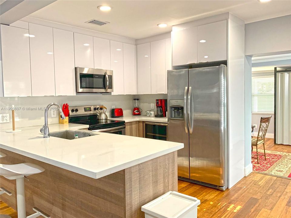 合同活跃: $4,275 (4 贝兹, 3 浴室, 2000 平方英尺)