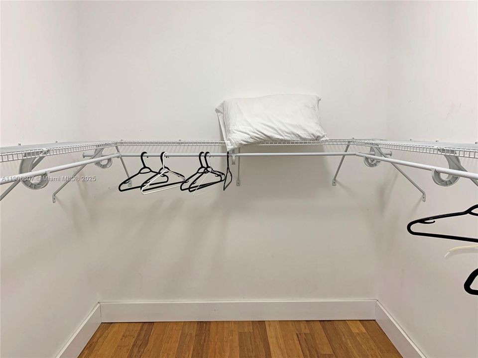 合同活跃: $4,275 (4 贝兹, 3 浴室, 2000 平方英尺)