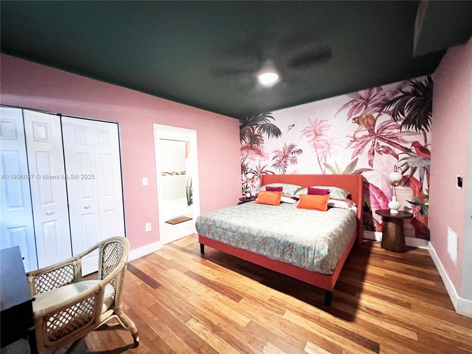 合同活跃: $4,275 (4 贝兹, 3 浴室, 2000 平方英尺)