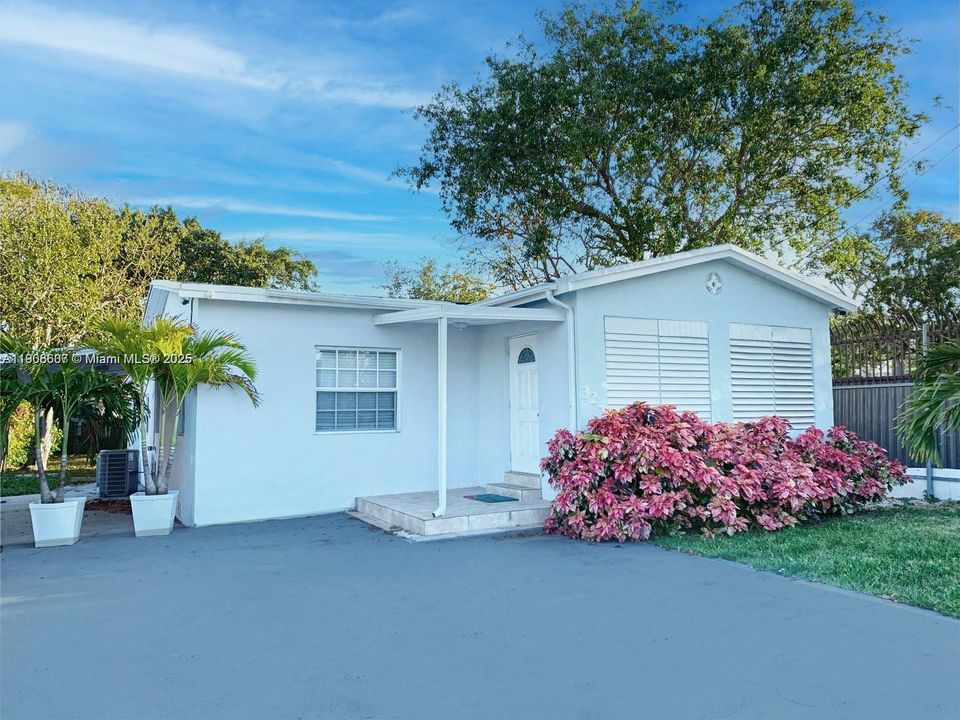 合同活跃: $4,275 (4 贝兹, 3 浴室, 2000 平方英尺)