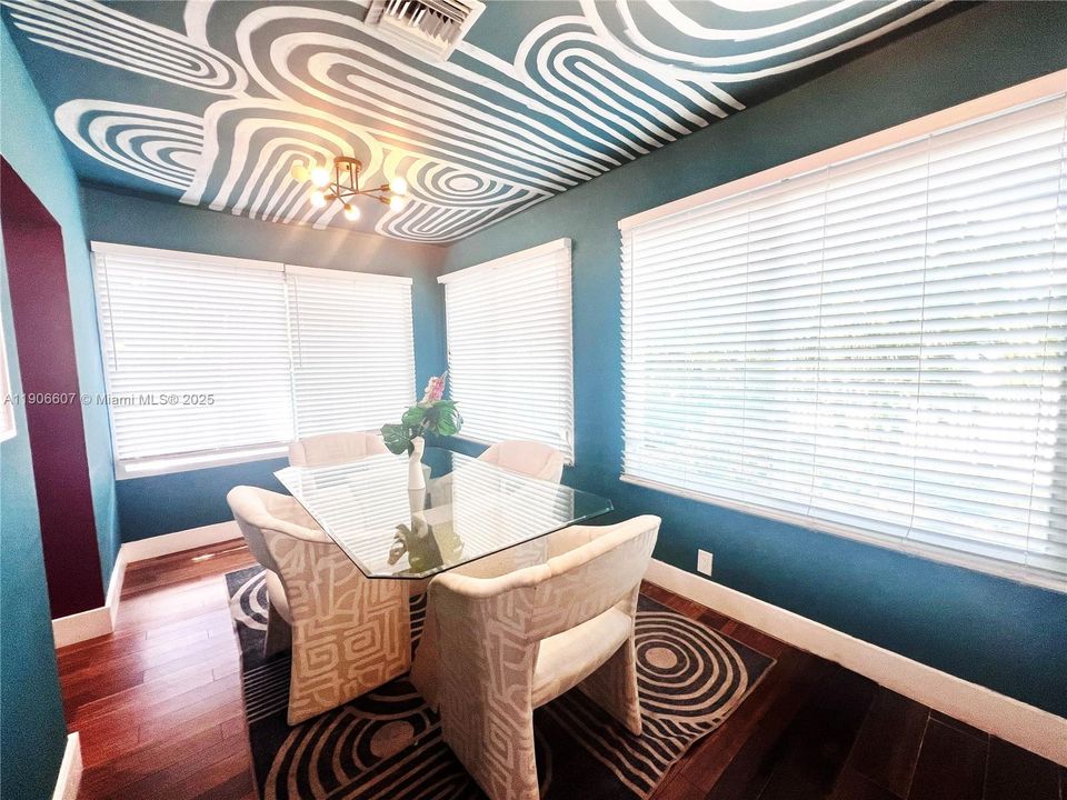 合同活跃: $4,275 (4 贝兹, 3 浴室, 2000 平方英尺)