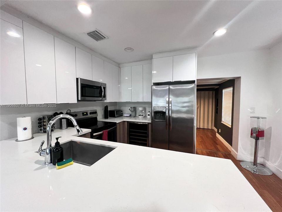 合同活跃: $4,275 (4 贝兹, 3 浴室, 2000 平方英尺)