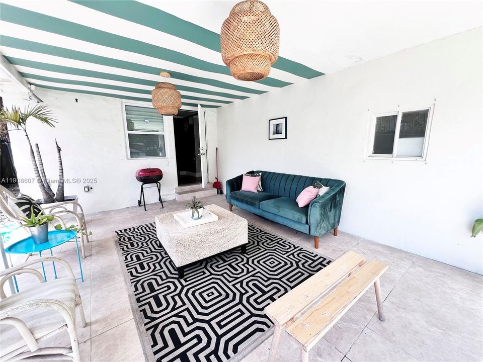 合同活跃: $4,275 (4 贝兹, 3 浴室, 2000 平方英尺)