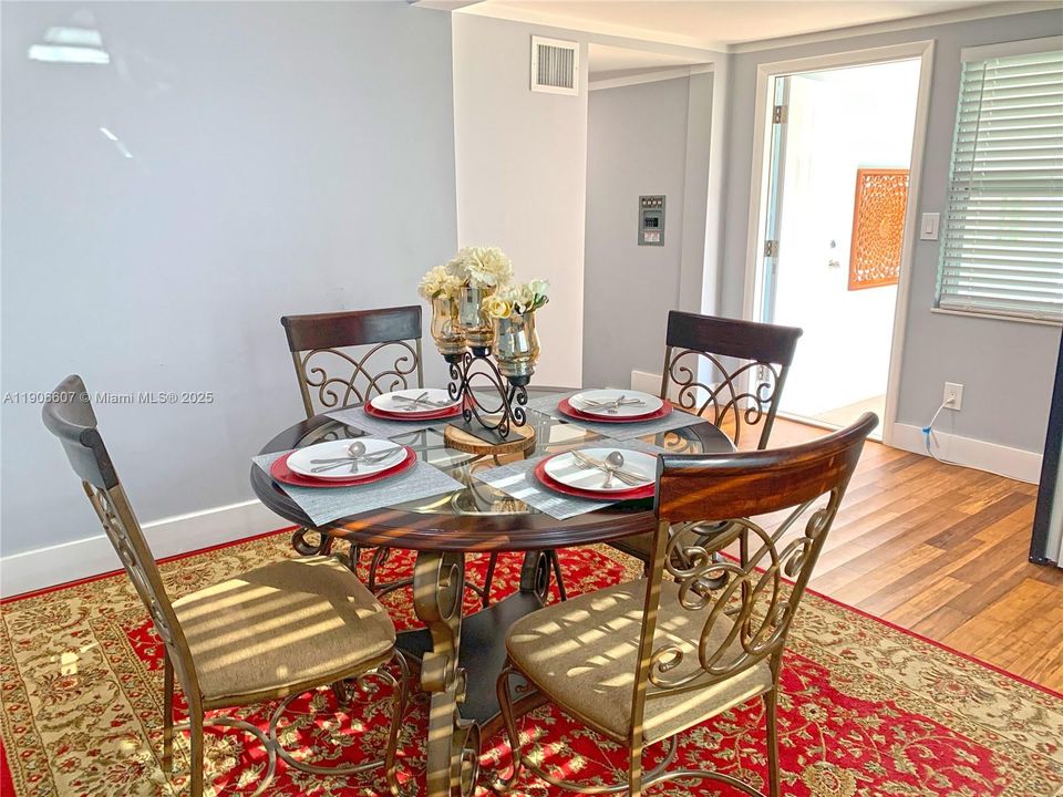 合同活跃: $4,275 (4 贝兹, 3 浴室, 2000 平方英尺)