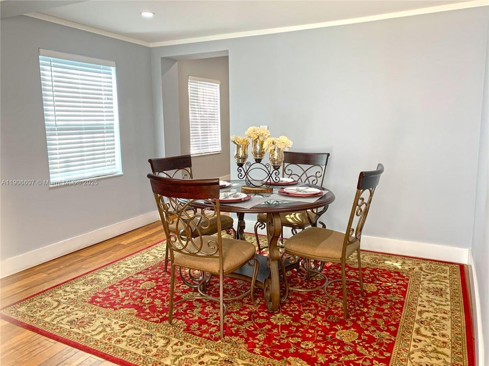 合同活跃: $4,275 (4 贝兹, 3 浴室, 2000 平方英尺)