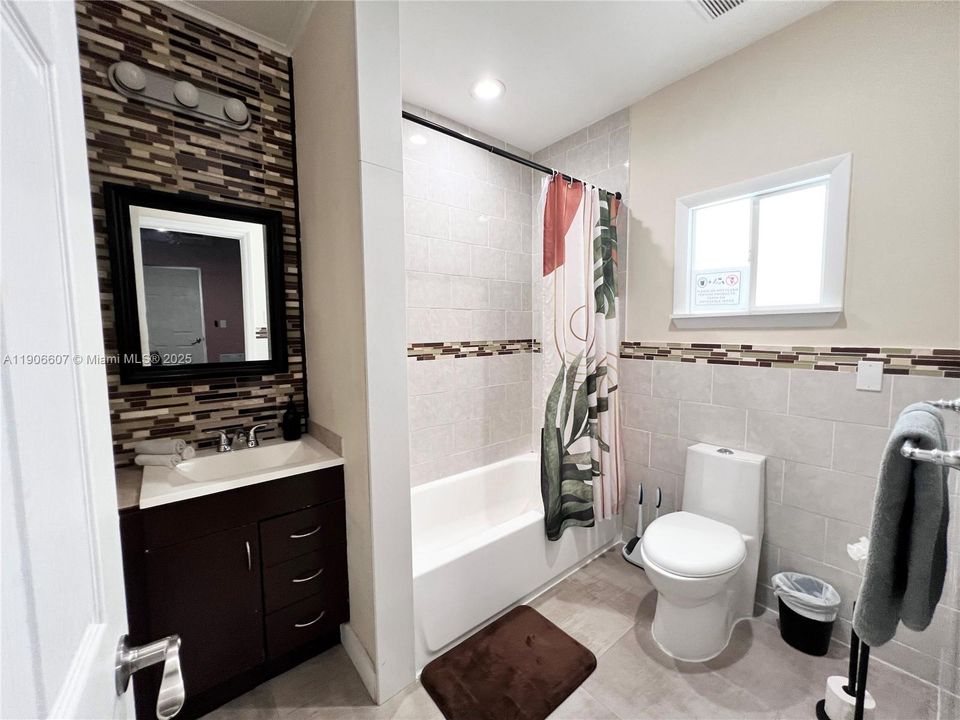 合同活跃: $4,275 (4 贝兹, 3 浴室, 2000 平方英尺)