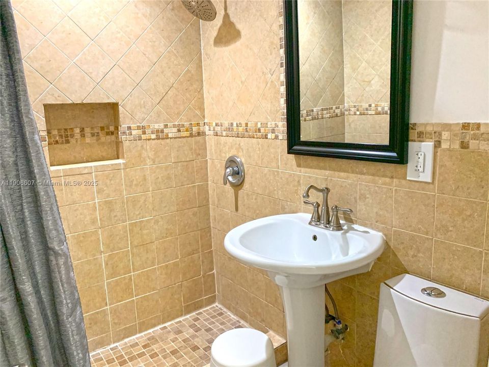 合同活跃: $4,275 (4 贝兹, 3 浴室, 2000 平方英尺)