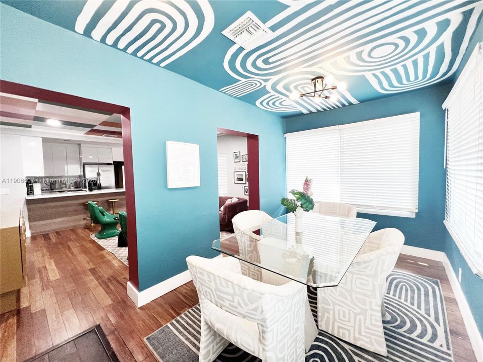 合同活跃: $4,275 (4 贝兹, 3 浴室, 2000 平方英尺)