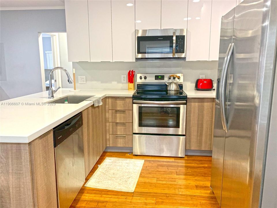 合同活跃: $4,275 (4 贝兹, 3 浴室, 2000 平方英尺)