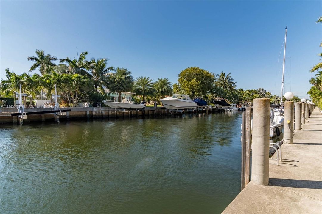 For Sale: $460,000 (2 beds, 2 baths, 1507 Square Feet)