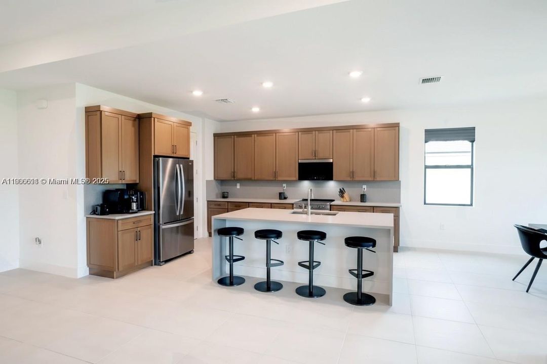 最近租的: $4,500 (4 贝兹, 3 浴室, 2533 平方英尺)