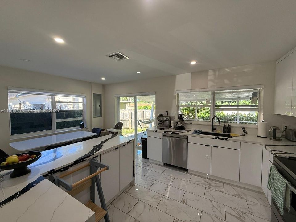 待售: $890,000 (4 贝兹, 3 浴室, 1795 平方英尺)