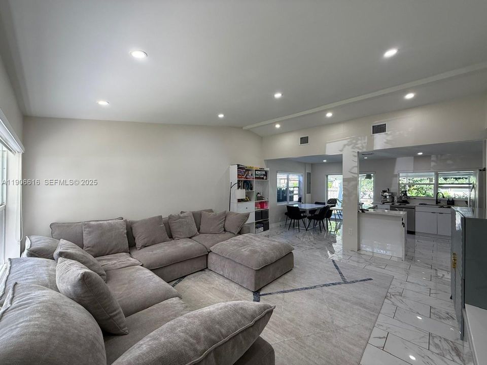 待售: $890,000 (4 贝兹, 3 浴室, 1795 平方英尺)