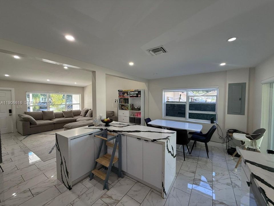 待售: $890,000 (4 贝兹, 3 浴室, 1795 平方英尺)