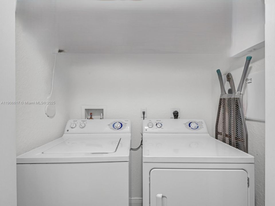 En Venta: $595,000 (3 camas, 2 baños, 1985 Pies cuadrados)