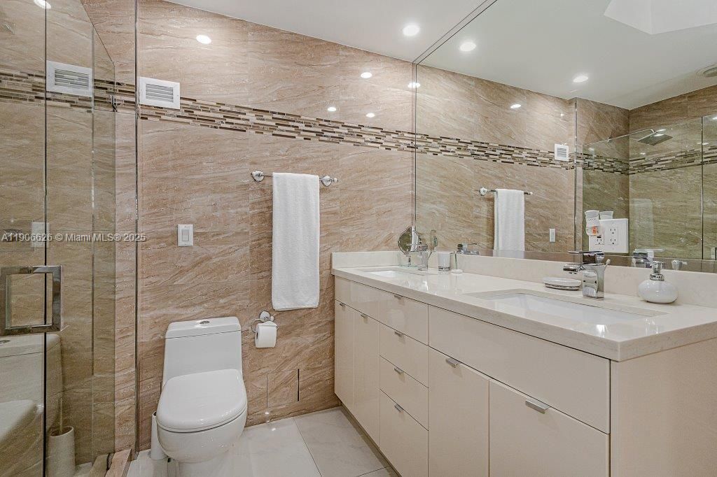 For Sale: $1,750,000 (1 beds, 2 baths, 900 Square Feet)