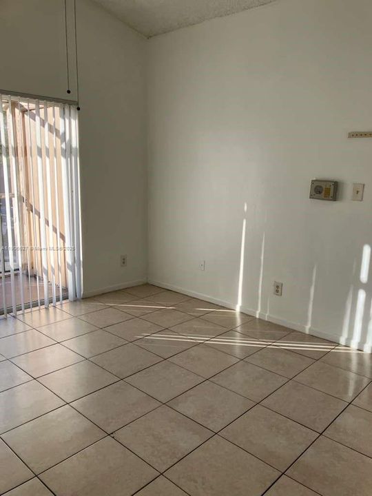 出租: $2,100 (2 贝兹, 2 浴室, 807 平方英尺)