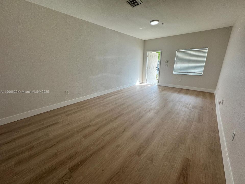 For Rent: $2,800 (3 beds, 2 baths, 1260 Square Feet)