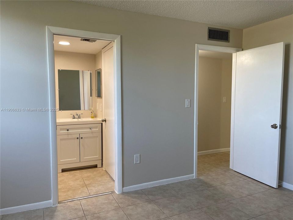 Active With Contract: $2,300 (2 beds, 2 baths, 936 Square Feet)