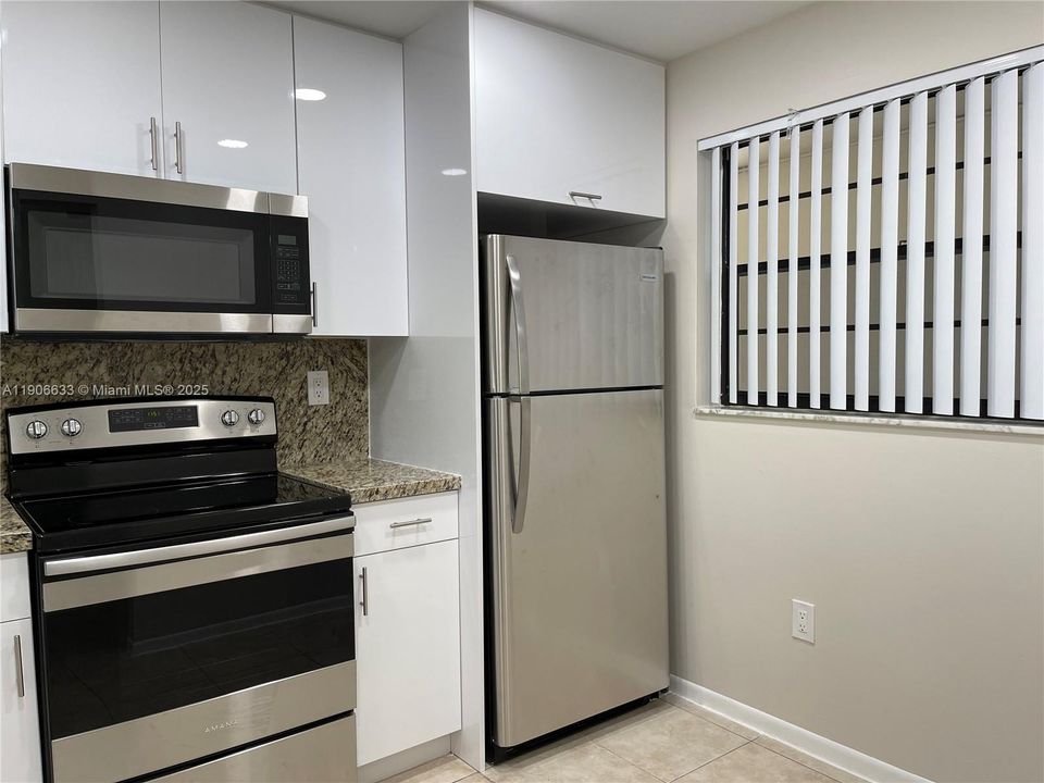 Active With Contract: $2,300 (2 beds, 2 baths, 936 Square Feet)