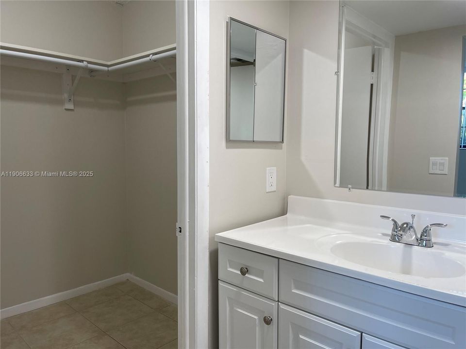 Active With Contract: $2,300 (2 beds, 2 baths, 936 Square Feet)