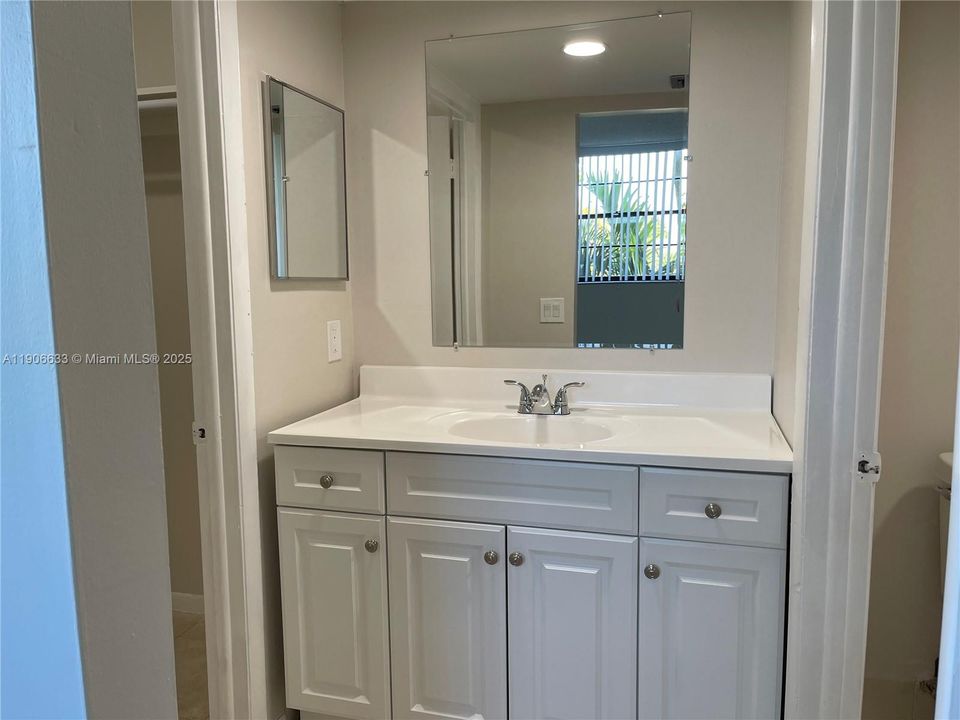 Active With Contract: $2,300 (2 beds, 2 baths, 936 Square Feet)