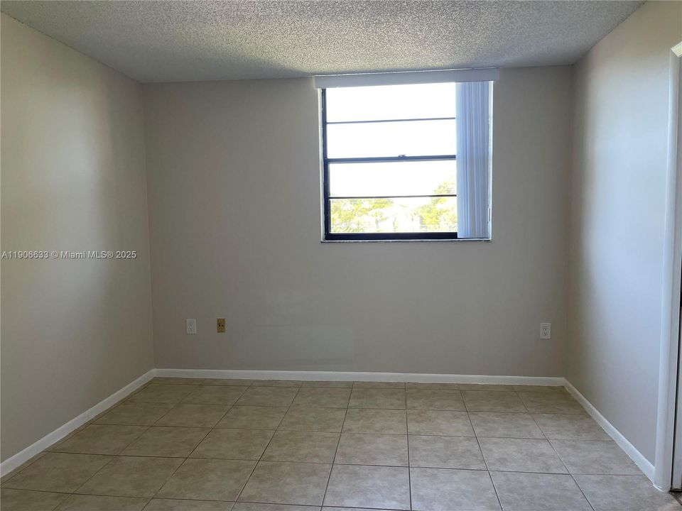 Active With Contract: $2,300 (2 beds, 2 baths, 936 Square Feet)